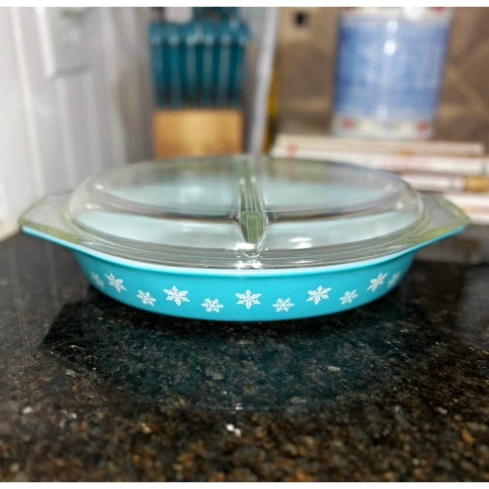 Pyrex 949C Divided Oval Glass Casserole w/ Lid Blue Snowflake Pattern